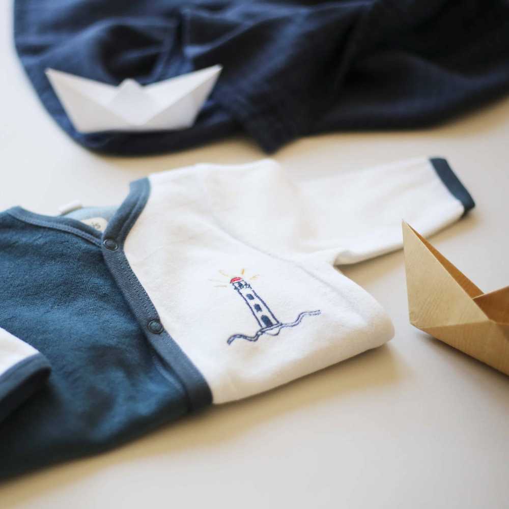 Apresentação do pijama de bebé com farol