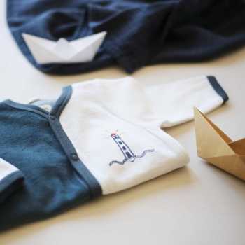 Apresentação do pijama de bebé com farol