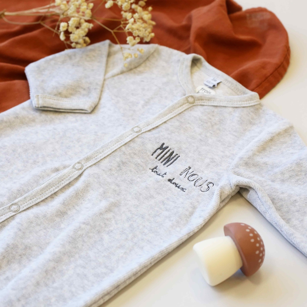 Inszenierung grau melierter Pyjama