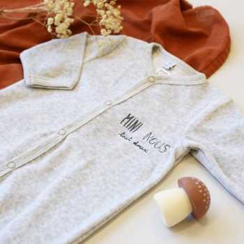 Fotografia de ambiente de um pijama cinzento mesclado