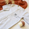 Fotografia de ambiente de um pijama cinzento mesclado