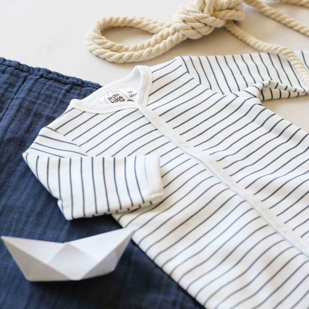Bonito pijama inteiro de bebé às riscas marinheiras