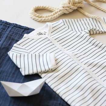 Bonito pijama inteiro de bebé às riscas marinheiras