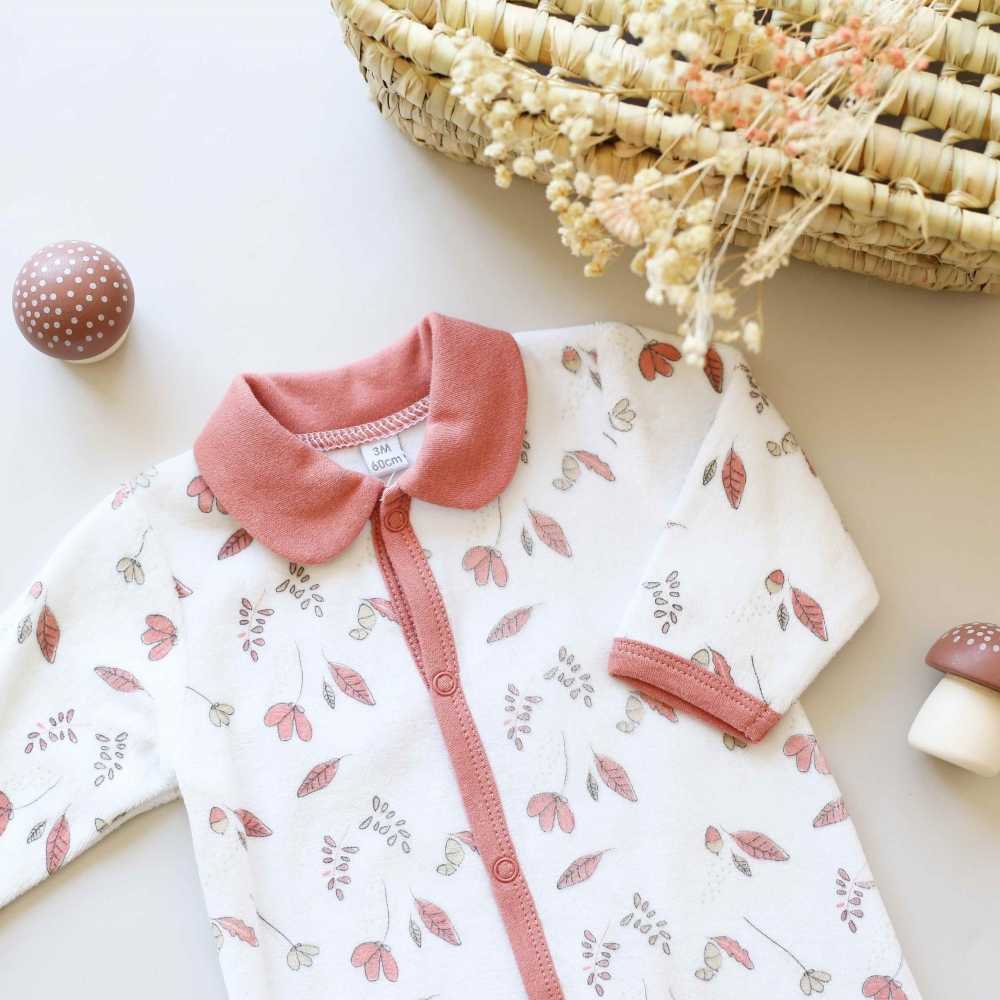 Apresentação do pijama de bebé terracota com gola à Claudine
