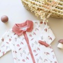 Apresentação do pijama de bebé terracota com gola à Claudine