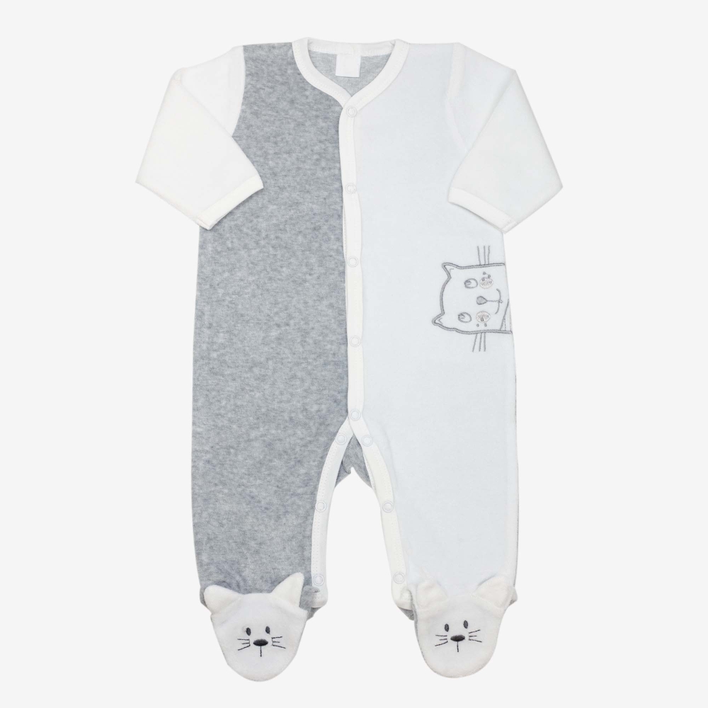 Weißer und grauer Baby-Pyjama mit bestickter Katze
