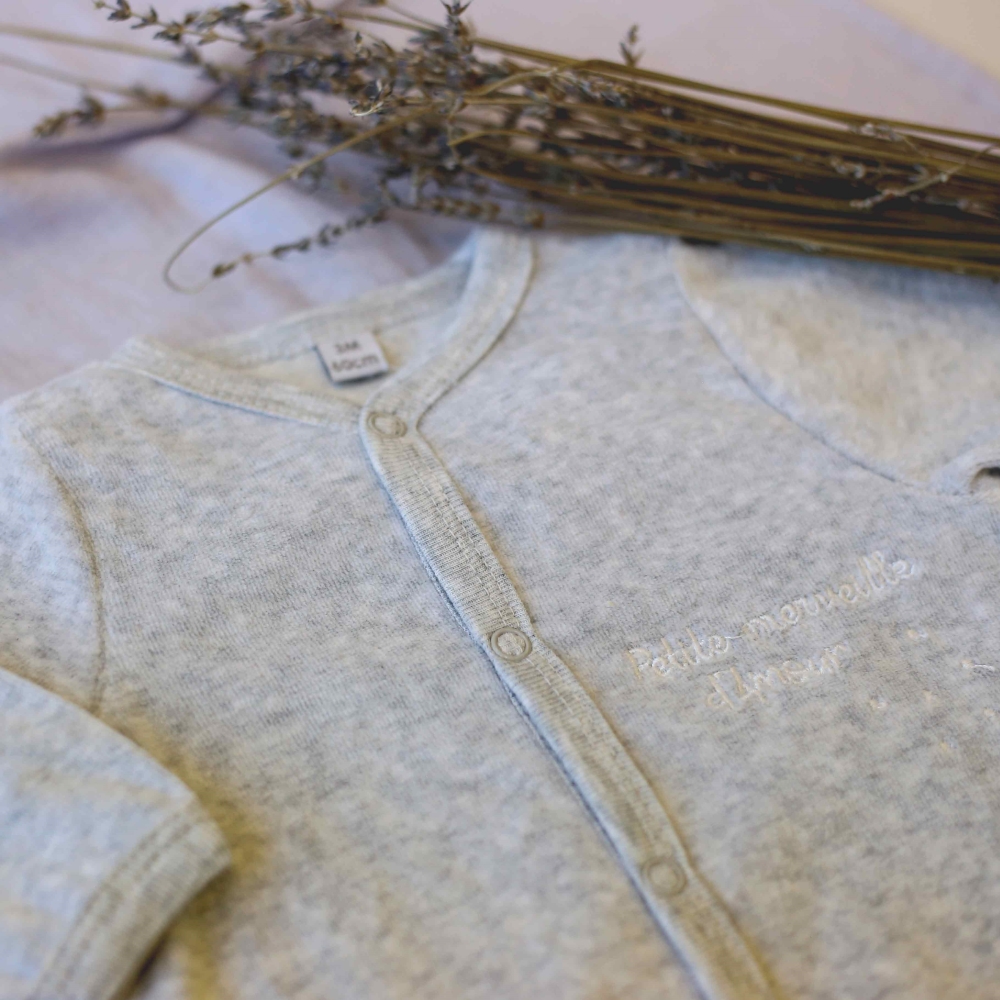 Grob melierter Baby-Pyjama