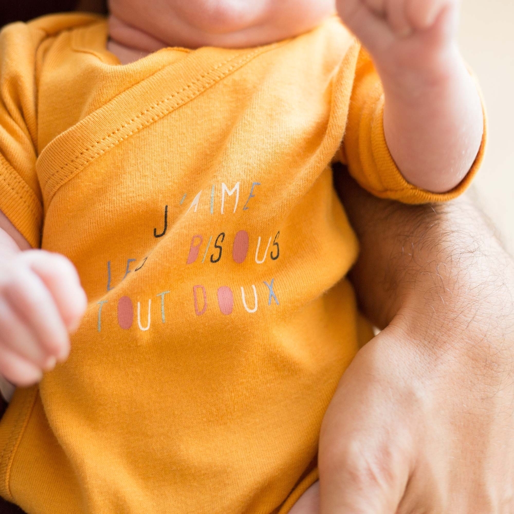 Bébé dans les bras de son papa Bébé dans les bras de son papa