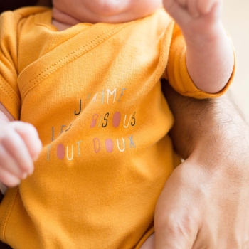 Bebé en brazos de su papá