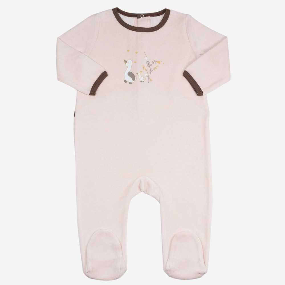 Pijama de bebé cor-de-rosa decorado com uma família de gansos