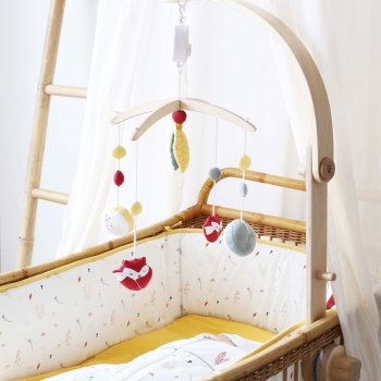 mobile musicale renard suspendu au dessus du lit de bébé en osier