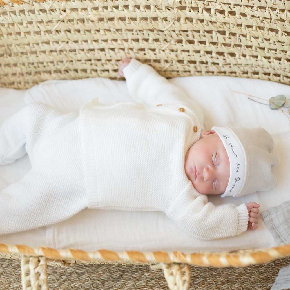 bebé vestido com camisola e calças de malha branca