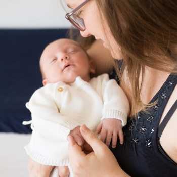 bebé en chaquetita blanca de punto musgo con su mamá bebé en chaquetita blanca de punto musgo con su mamá