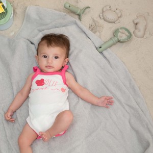 bambina in spiaggia con body