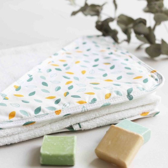 White bath set with leaf pattern
