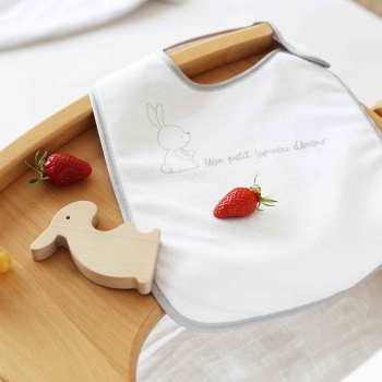 Bavoir milky baby sur chaise haute