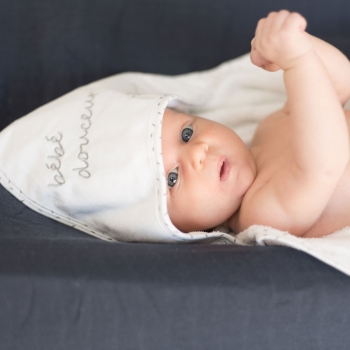 bébé sur matelas à langer en gaze de coton