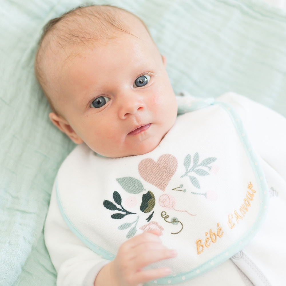 Fille avec son bavoir bébé d'amour