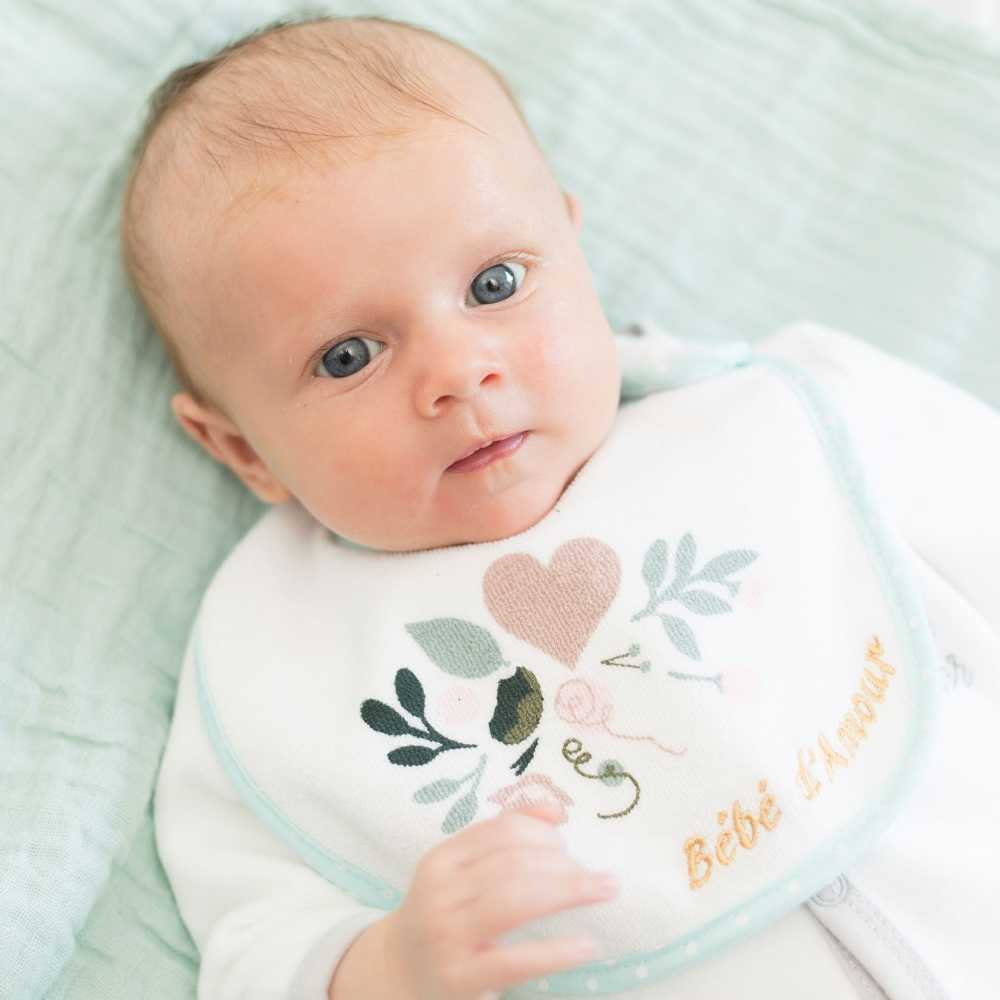 Niña con su babero bebé de amor