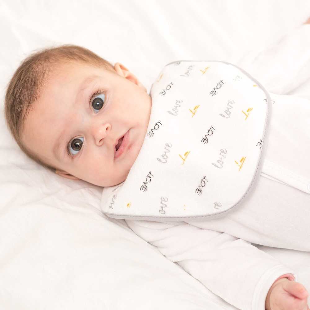 Bebé con su babero zen