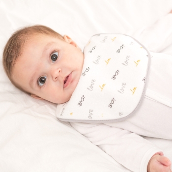 Bébé avec son bavoir zen
