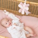 baby aan het luisteren naar de muzikale bloem in zijn bedje baby aan het luisteren naar de muzikale bloem in zijn bedje