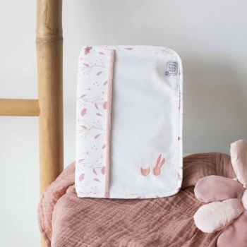 Protège carnet de santé pour fille posé sur une petite table