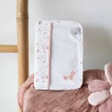 Capa para boletim de saúde de menina pousada numa pequena mesa Capa para boletim de saúde de menina pousada numa pequena mesa