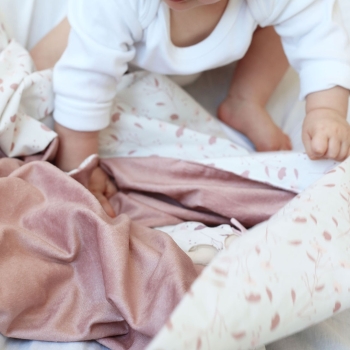 Bébé sur sa couverture toute douce Rose et Lili