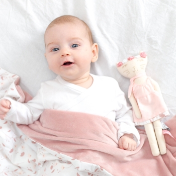 Bébé au chaud sous sa couverture Rose et Lili
