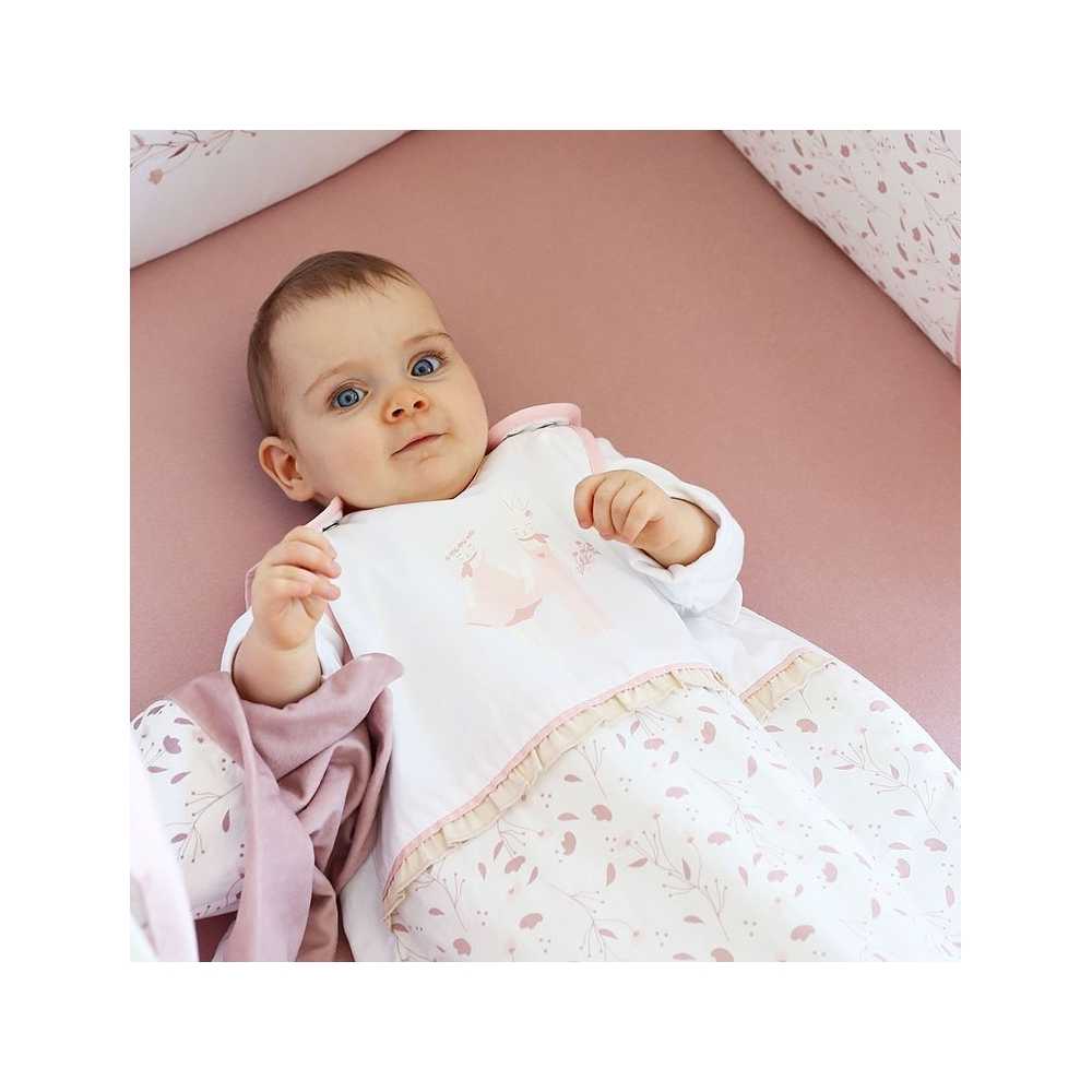Bebé deitado com o seu saco de dormir de 90 cm, com estampado floral, sobre fundo branco - Rose & Lili Bebé deitado com o seu saco de dormir de 90 cm, com estampado floral, sobre fundo branco - Rose & Lili