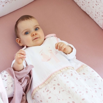 Bébé allongé avec sa gigoteuse 90 cm sur fond blanc imprimée Floral - Rose & Lili