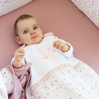 Bebé deitado com o seu saco de dormir de 90 cm, com estampado floral, sobre fundo branco - Rose & Lili Bebé deitado com o seu saco de dormir de 90 cm, com estampado floral, sobre fundo branco - Rose & Lili