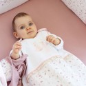 Bebé deitado com o seu saco de dormir de 90 cm, com estampado floral, sobre fundo branco - Rose & Lili Bebé deitado com o seu saco de dormir de 90 cm, com estampado floral, sobre fundo branco - Rose & Lili