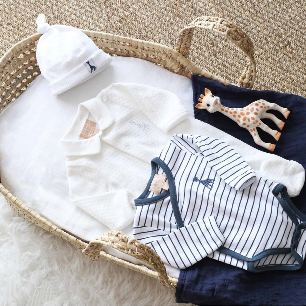 Lookbook mit weiß-marineblauer Mütze