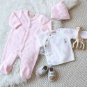 Petite tenue bébé avec le bonnet rose en velours drop needle Petite tenue bébé avec le bonnet rose en velours drop needle