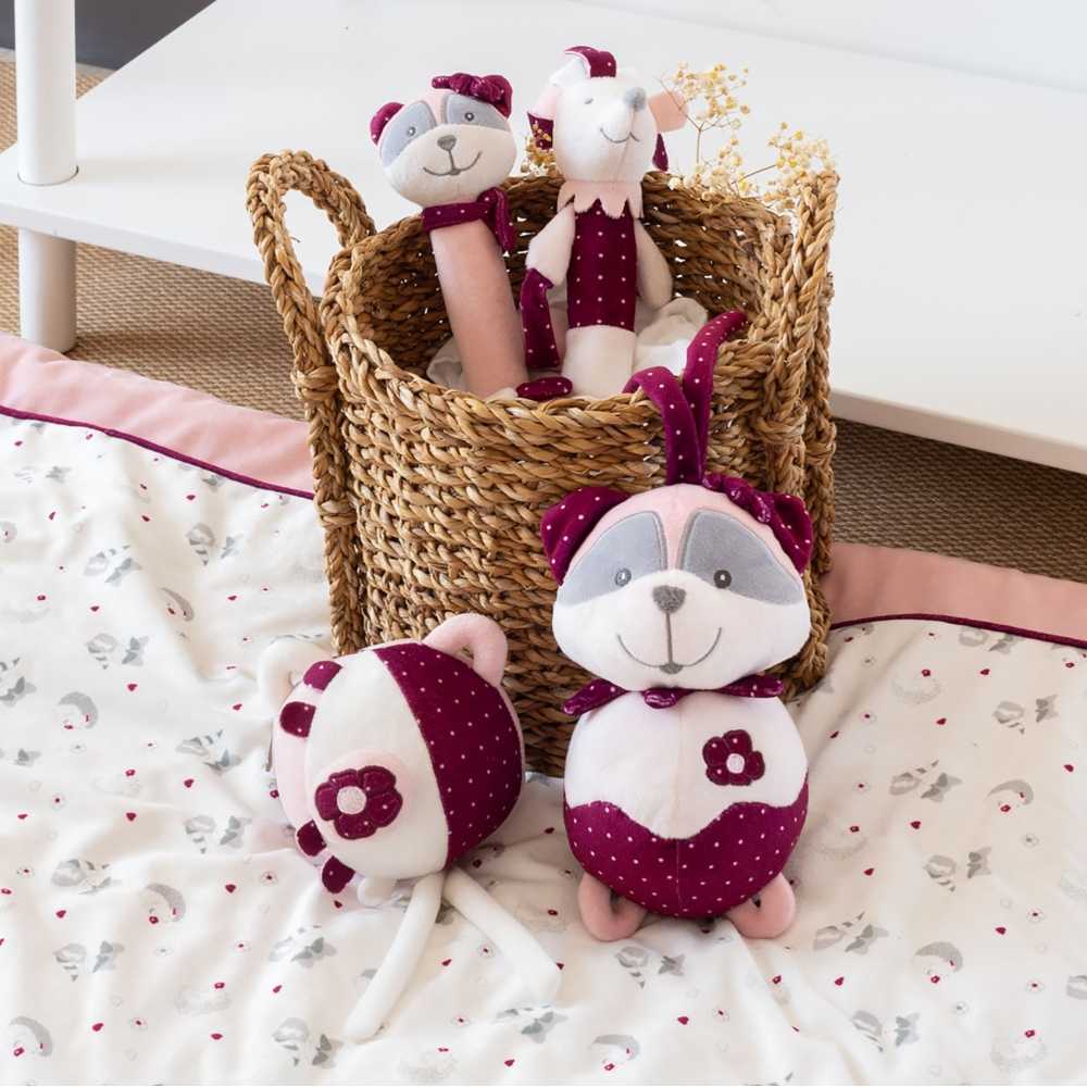 Conjunto de brinquedos de desenvolvimento num cesto da coleção Kipic e Olga Conjunto de brinquedos de desenvolvimento num cesto da coleção Kipic e Olga
