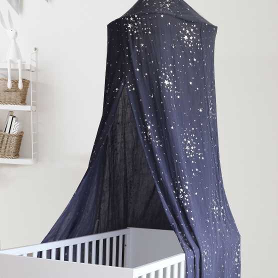 dossel de cama azul-marinho com estrelas