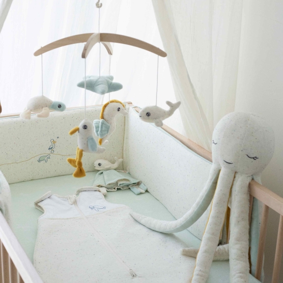 tour de lit bébé beige et vert d'eau pour lit bébé position haute