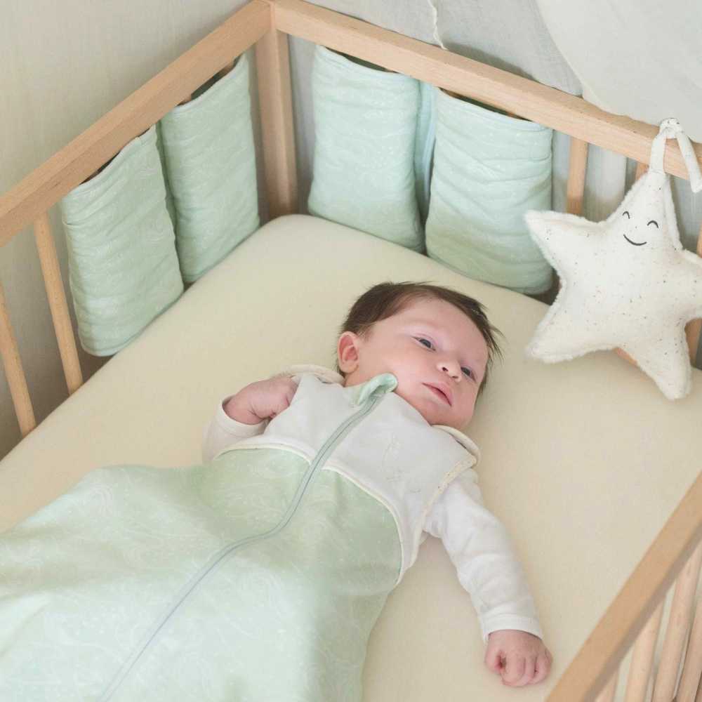 Saco de dormir para recém-nascido da coleção Ao Largo de Nova, usado por Antonin na sua cama. Saco de dormir para recém-nascido da coleção Ao Largo de Nova, usado por Antonin na sua cama.