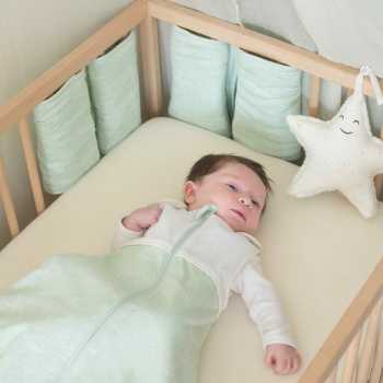 Saco de dormir para recém-nascido da coleção Ao Largo de Nova, usado por Antonin na sua cama. Saco de dormir para recém-nascido da coleção Ao Largo de Nova, usado por Antonin na sua cama.