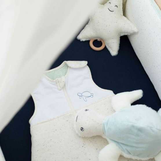 Saco de dormir mesclado com uma tartaruga bordada na parte superior