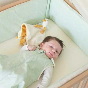 Saco de dormir de verão Ao largo de Nova, com Antonin na sua cama. Saco de dormir de verão Ao largo de Nova, com Antonin na sua cama.
