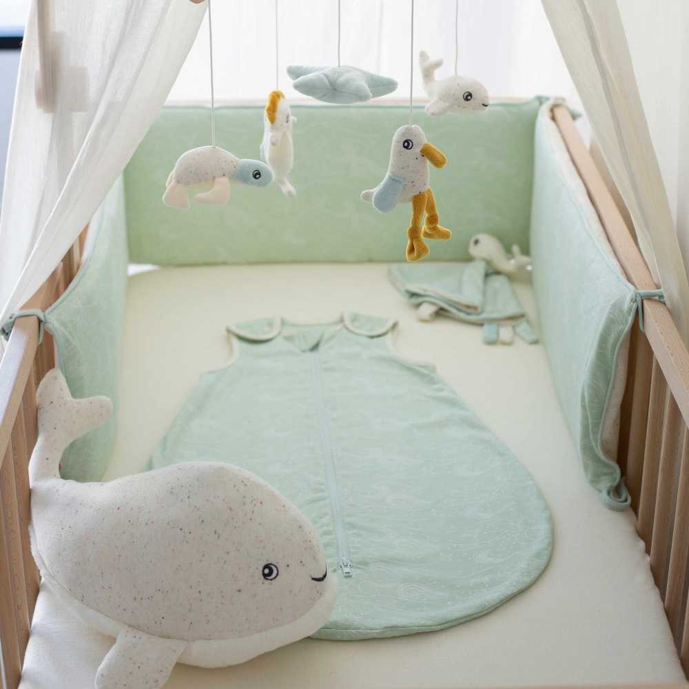 Saco-cama de verão Ao Largo de Nova apresentado num berço. Saco-cama de verão Ao Largo de Nova apresentado num berço.