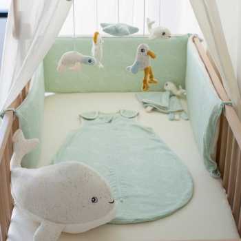 Saco-cama de verão Ao Largo de Nova apresentado num berço. Saco-cama de verão Ao Largo de Nova apresentado num berço.