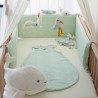 Saco-cama de verão Ao Largo de Nova apresentado num berço. Saco-cama de verão Ao Largo de Nova apresentado num berço.