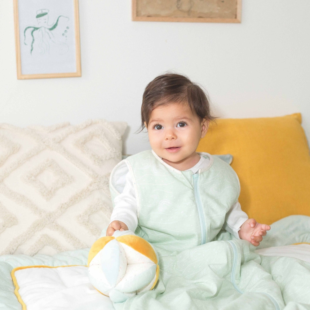 bébé joue avec une balle en tissus bébé joue avec une balle en tissus