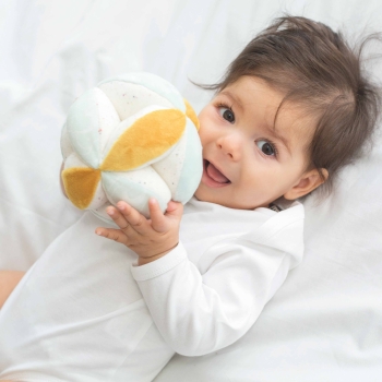 bebé juega con su pelota sensorial