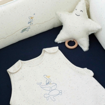 Musikstern in einem marineblauen Bett