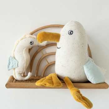 Os peluches para bebés Paulette e Roméo numa prateleira Os peluches para bebés Paulette e Roméo numa prateleira